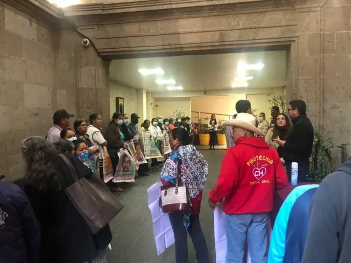 380581432_691763306312315_4419218623275148125_n Madres y Padres de los 43 estudiantes desaparecidos exigen información del Ejército en reunión con el Presidente