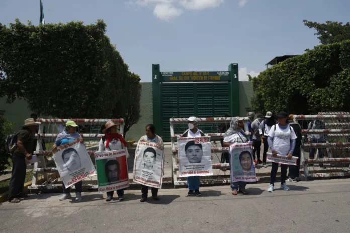 380591262_690511956437450_3514668077986809532_n Madres y padres protestan frente a las instalaciones del campo militar 35