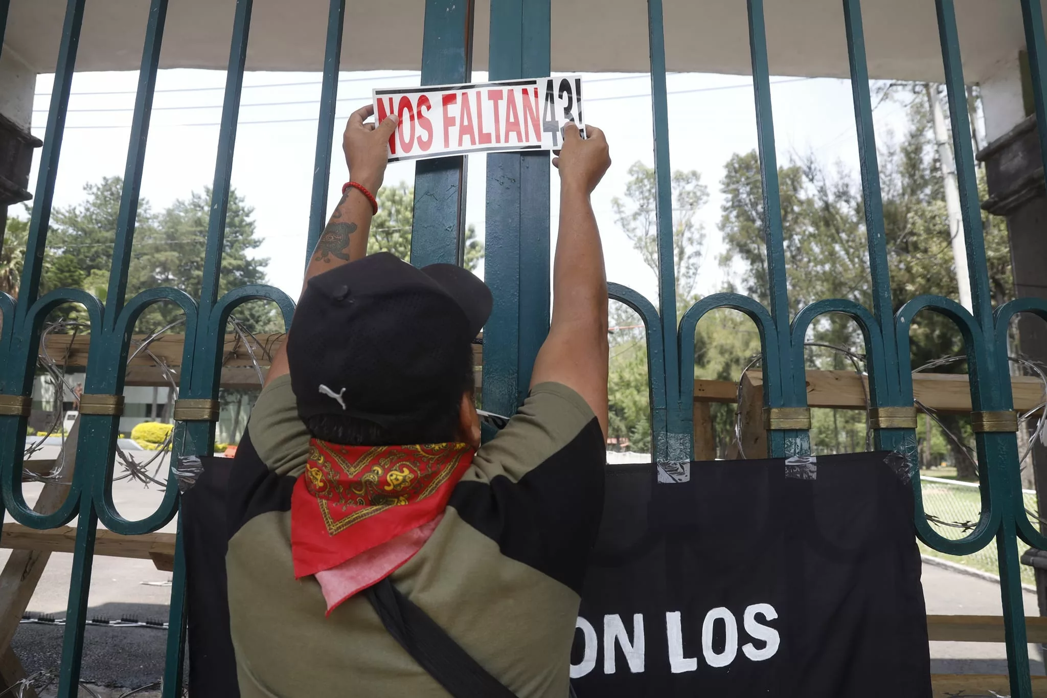 Madres y padres de los 43 de Ayotzinapa acusan al Ejército Mexicano de encubrimiento e instalan plantón en el Campo Militar número uno