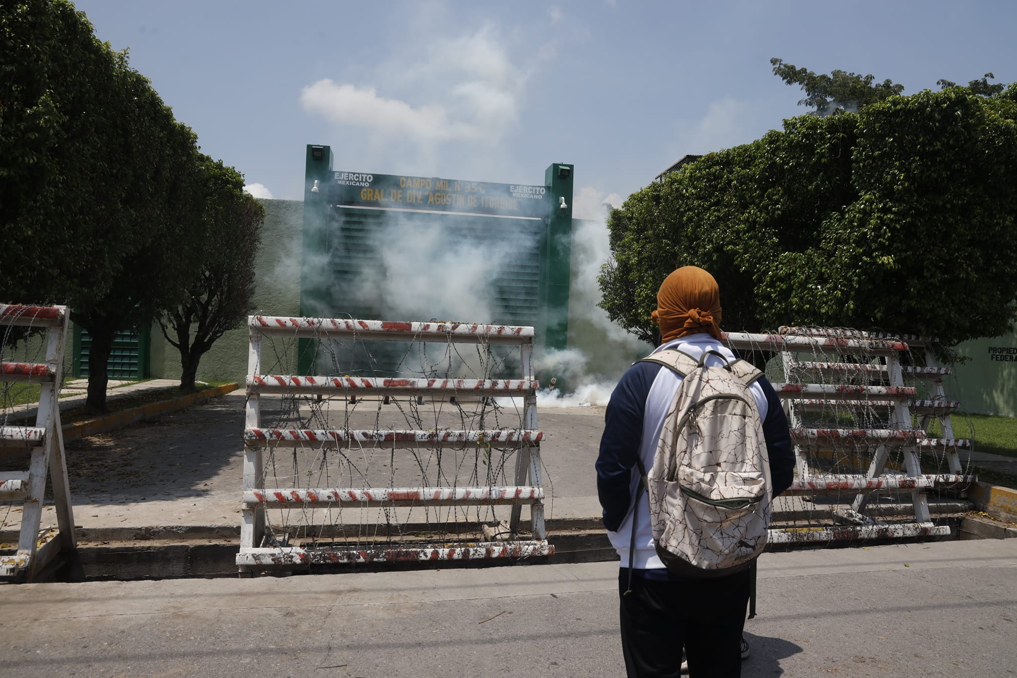 Madres y padres protestan frente a las instalaciones del campo militar 35