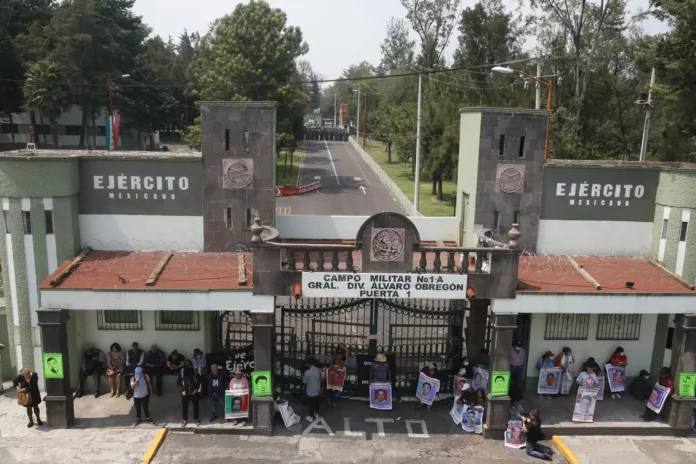 380649977_692262982929014_7892627148825058180_n Madres y padres de los 43 de Ayotzinapa acusan al Ejército Mexicano de encubrimiento e instalan plantón en el Campo Militar número uno