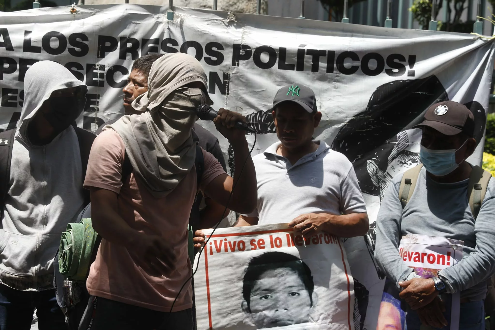 Familias de los 43 exigen justicia ante obstáculos judiciales