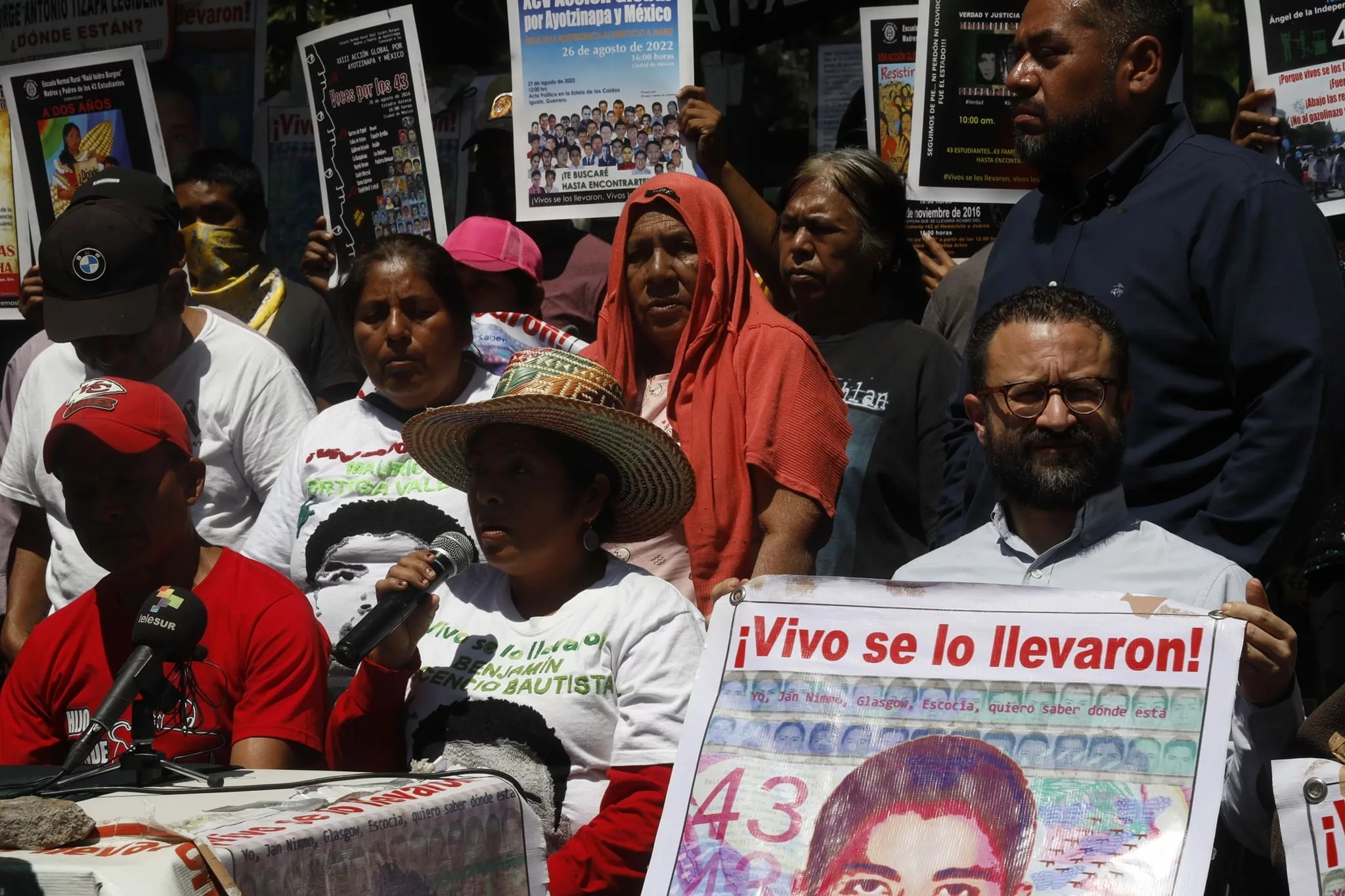 Madres y padres de los 43 exigen la verdad sobre la desaparición 