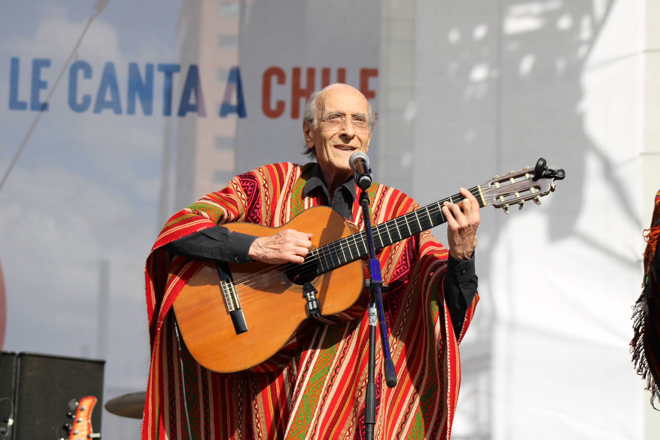 Así fue el concierto “México le canta a Chile” en memoria del Golpe de Estado en Chile