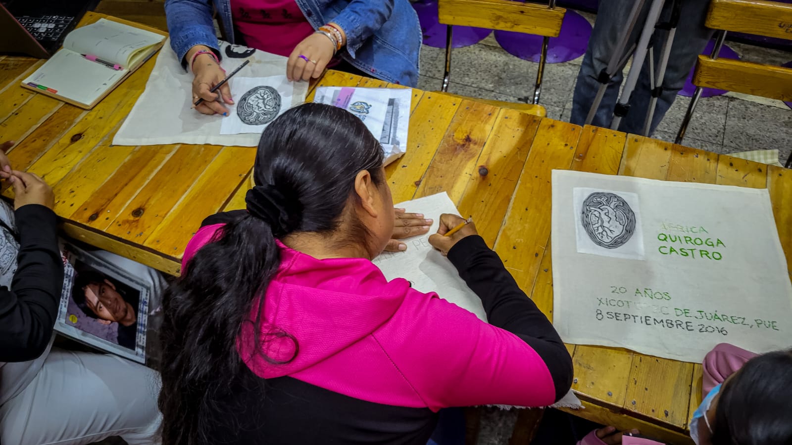 Puntadas color verde esperanza: crónica de una bordada solidaria