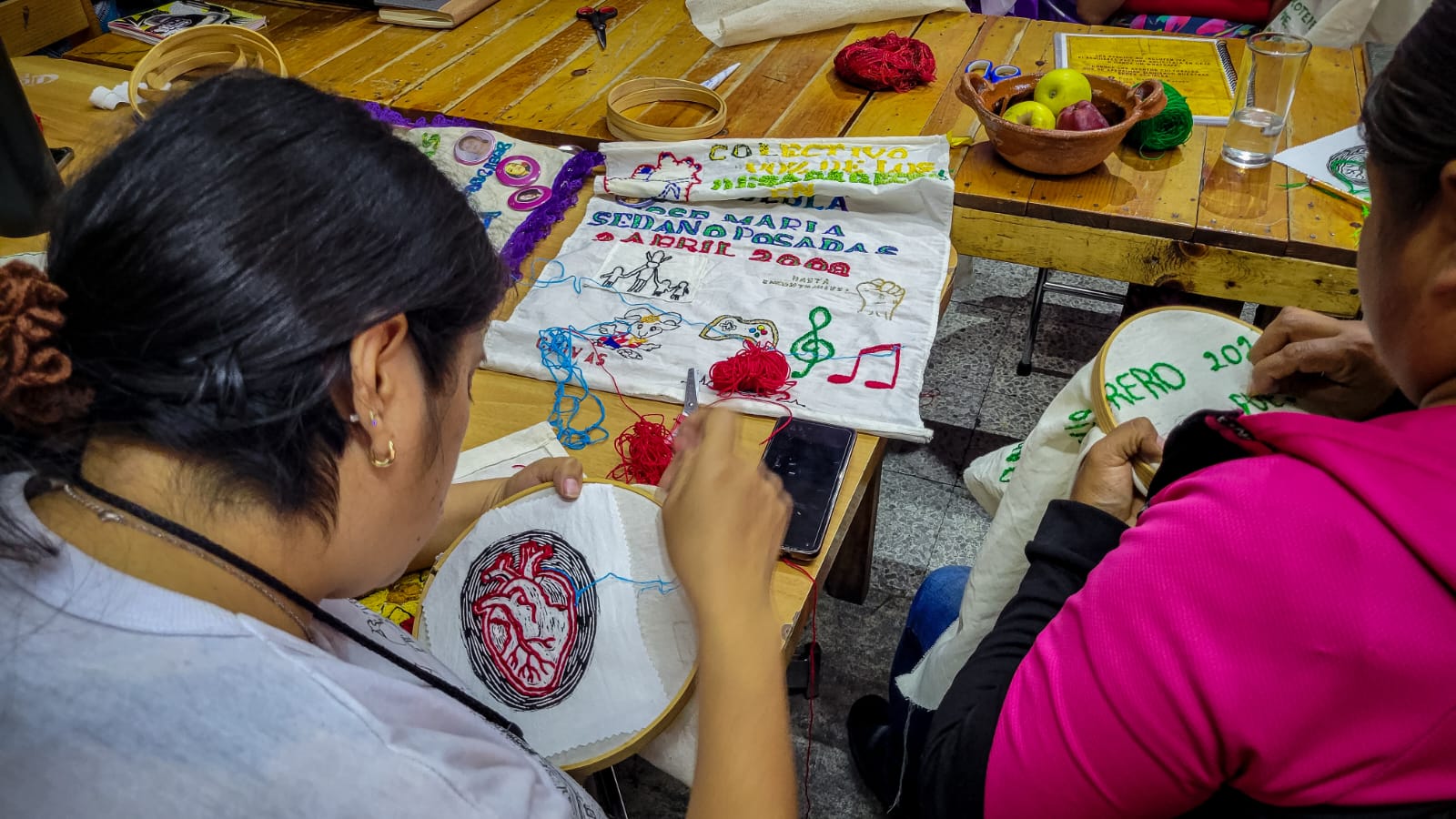 Puntadas color verde esperanza: crónica de una bordada solidaria