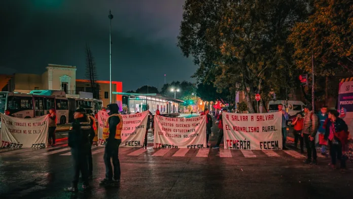 estudiantes normalistas protestan para exigir cumplimiento a acuerdos.