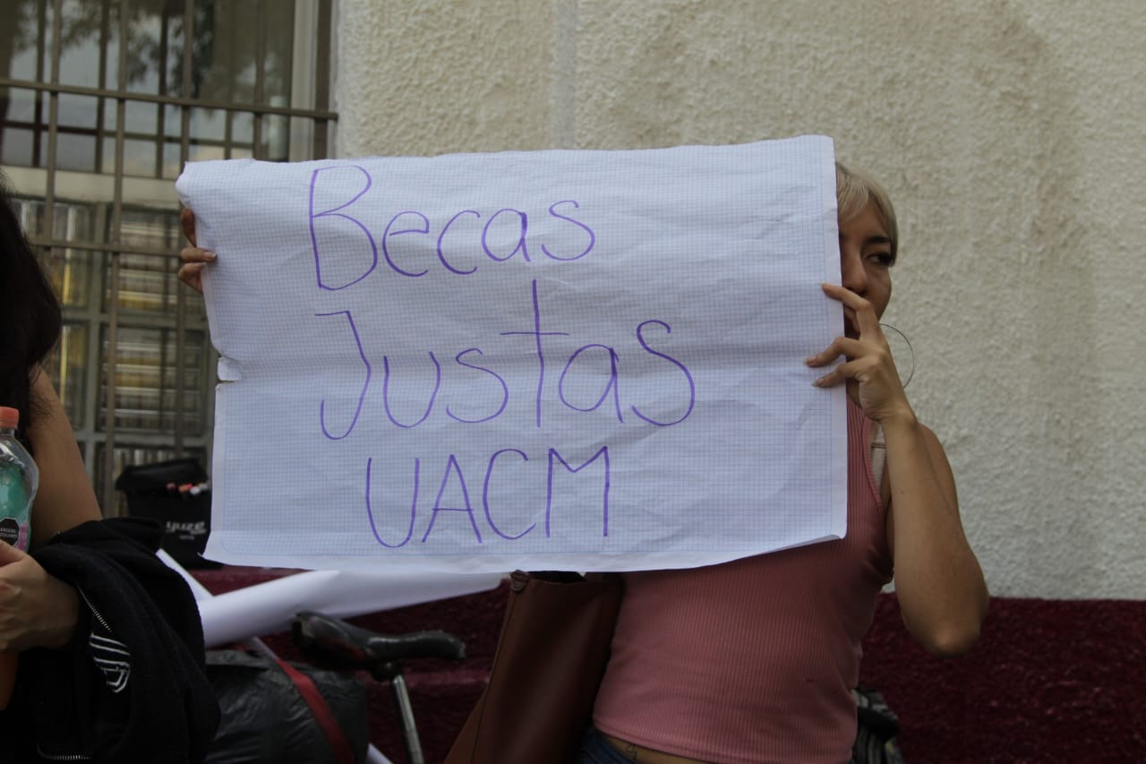 Estudiantes de la UACM protestan frente a Rectoría