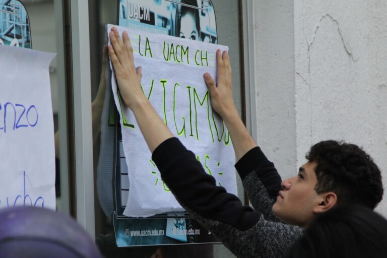 Estudiantes de la UACM protestan frente a Rectoría