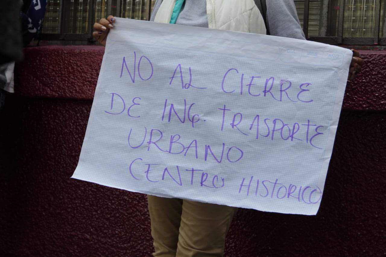 Estudiantes de la UACM protestan frente a Rectoría