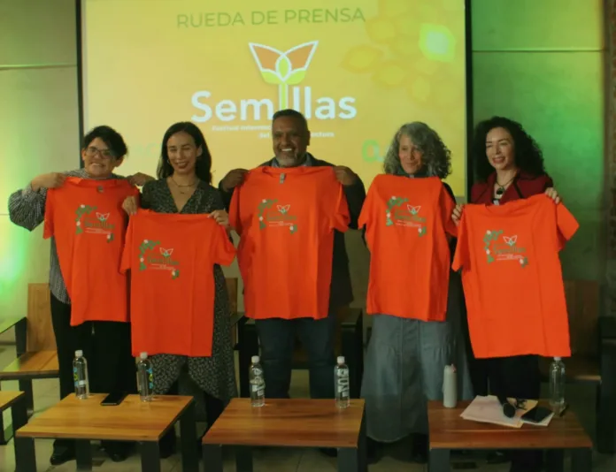 20231010114807_IMG_1608 Organizadores y participantes sosteniendo la camiseta del Festival Semillas