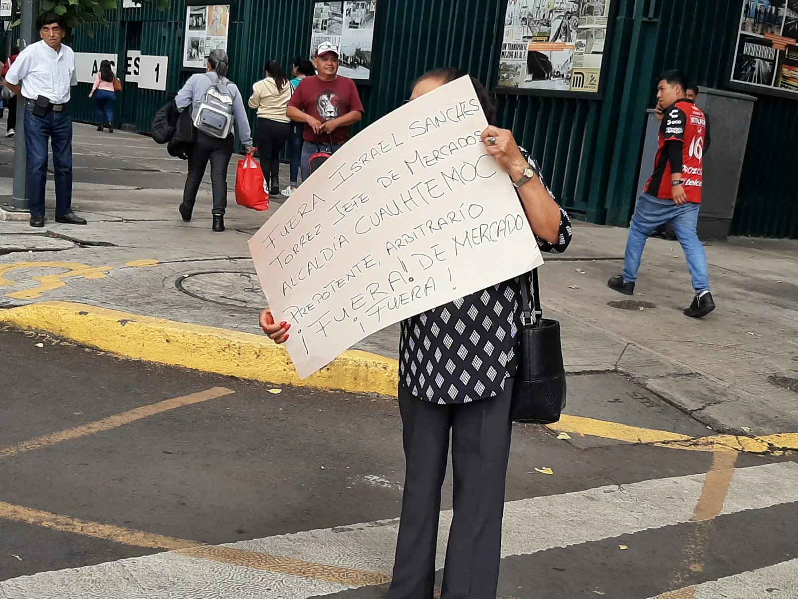 Trabajadores de la alcaldía Cuauhtémoc bloquean Insurgentes en demanda de justicia laboral y equidad de género
