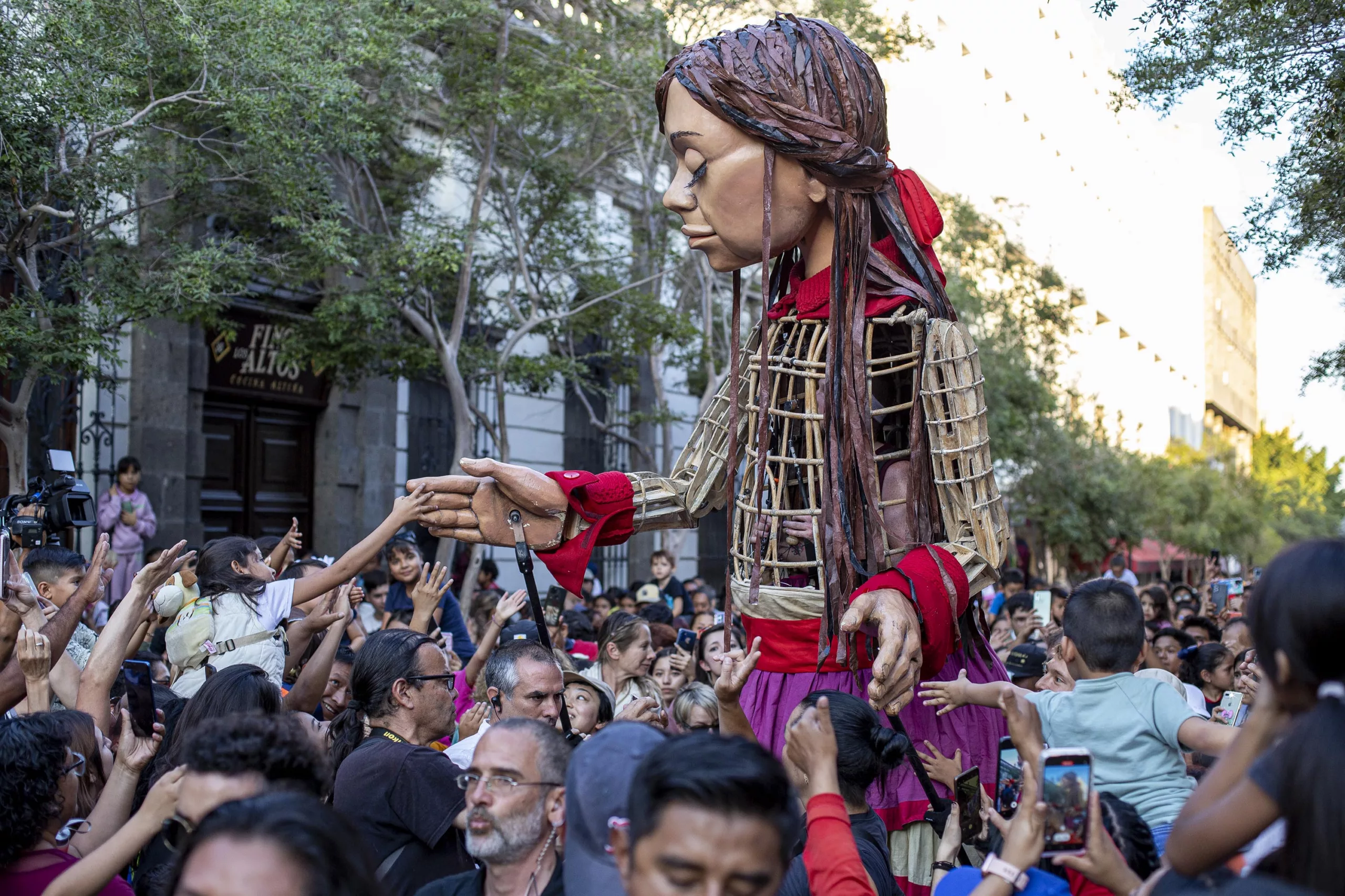“La Pequeña Amal” visita Guadalajara para mandar un gigante mensaje de solidaridad y esperanza a las personas migrantes