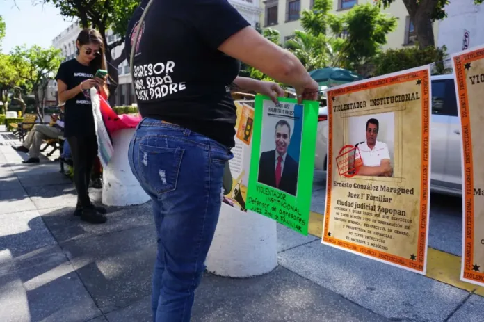 DSC01782-1068x710 (1) Con un rebozo simbólico y un tendedero de violentadores institucionales accionan contra la violencia vicaria en Jalisco