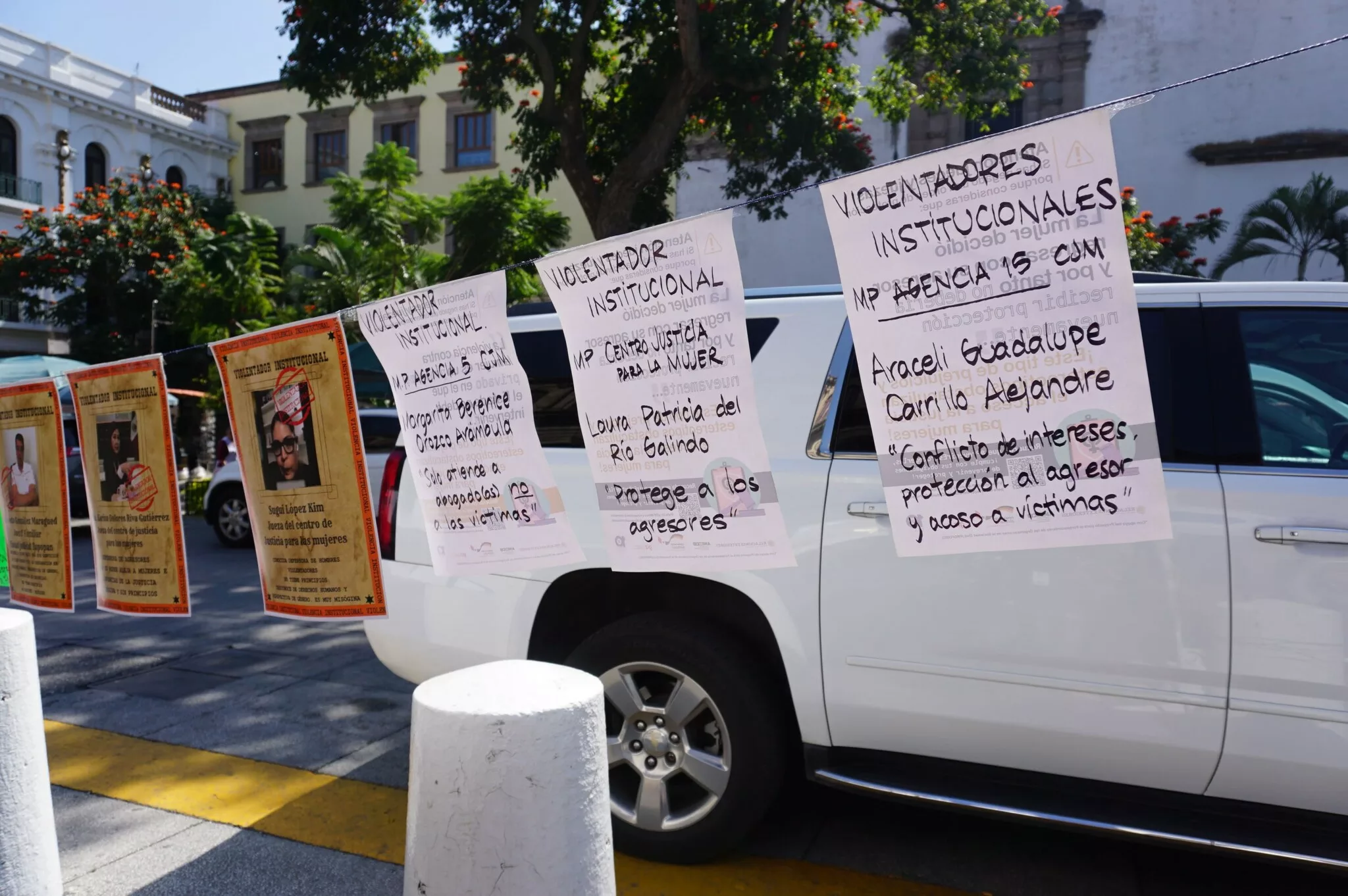 Con un rebozo simbólico y un tendedero de violentadores institucionales accionan contra la violencia vicaria en Jalisco