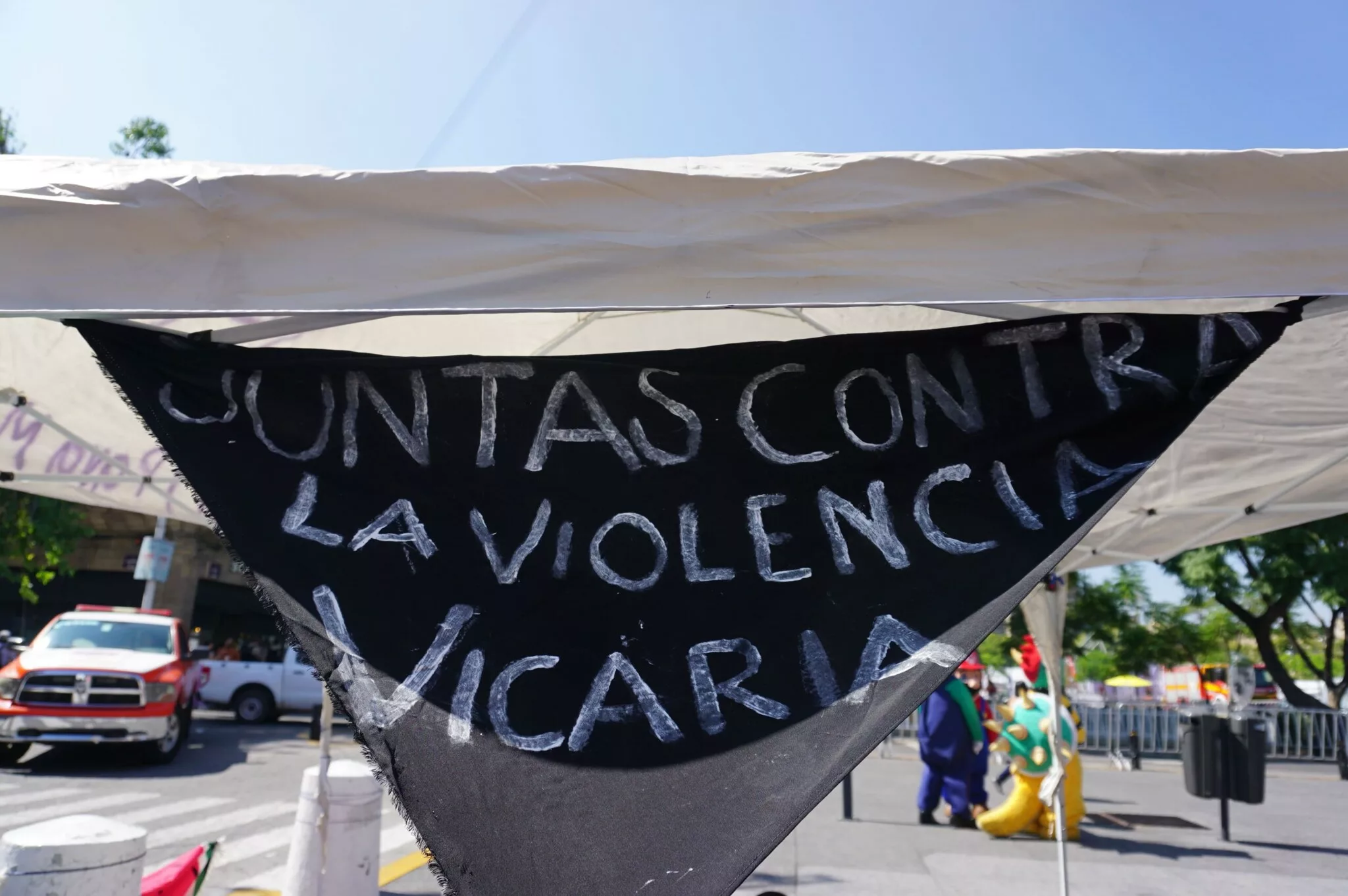 Con un rebozo simbólico y un tendedero de violentadores institucionales accionan contra la violencia vicaria en Jalisco