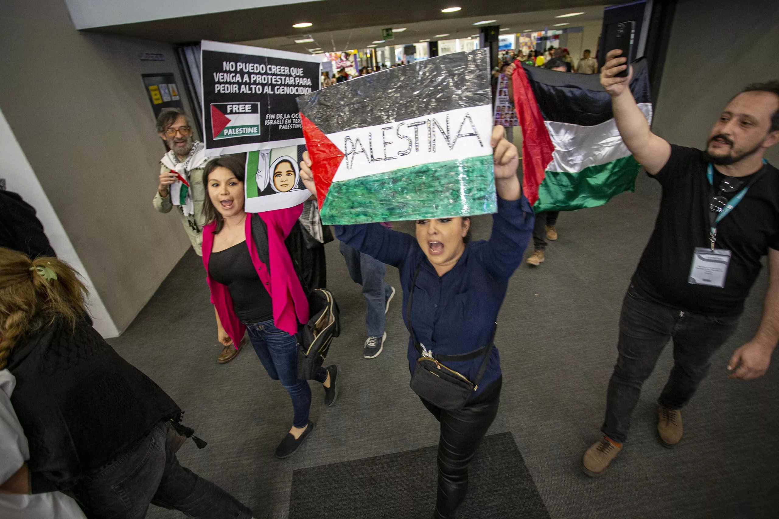 Protestan en la FIL de Guadalajara por Palestina libre