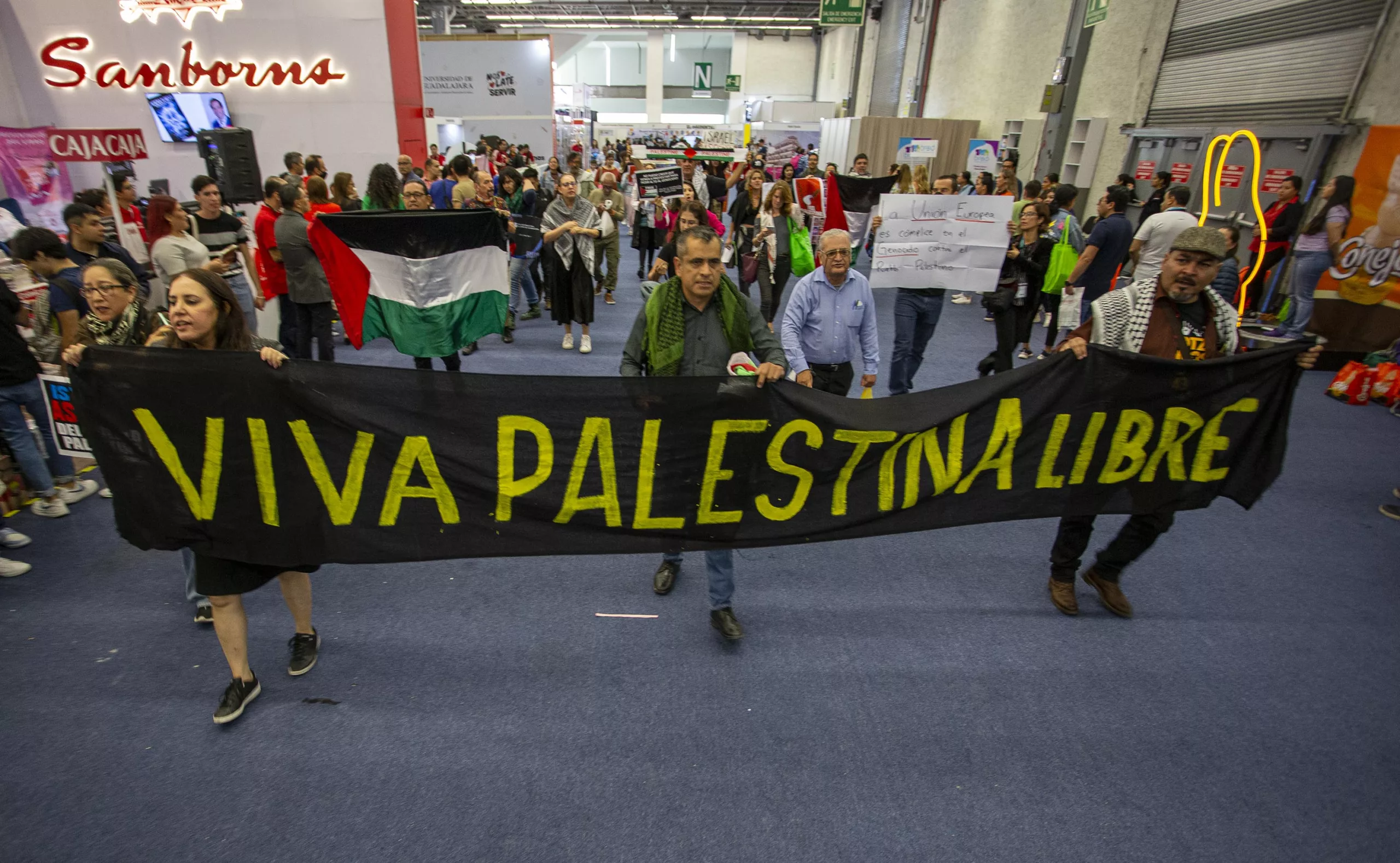 Protestan en la FIL de Guadalajara por Palestina libre