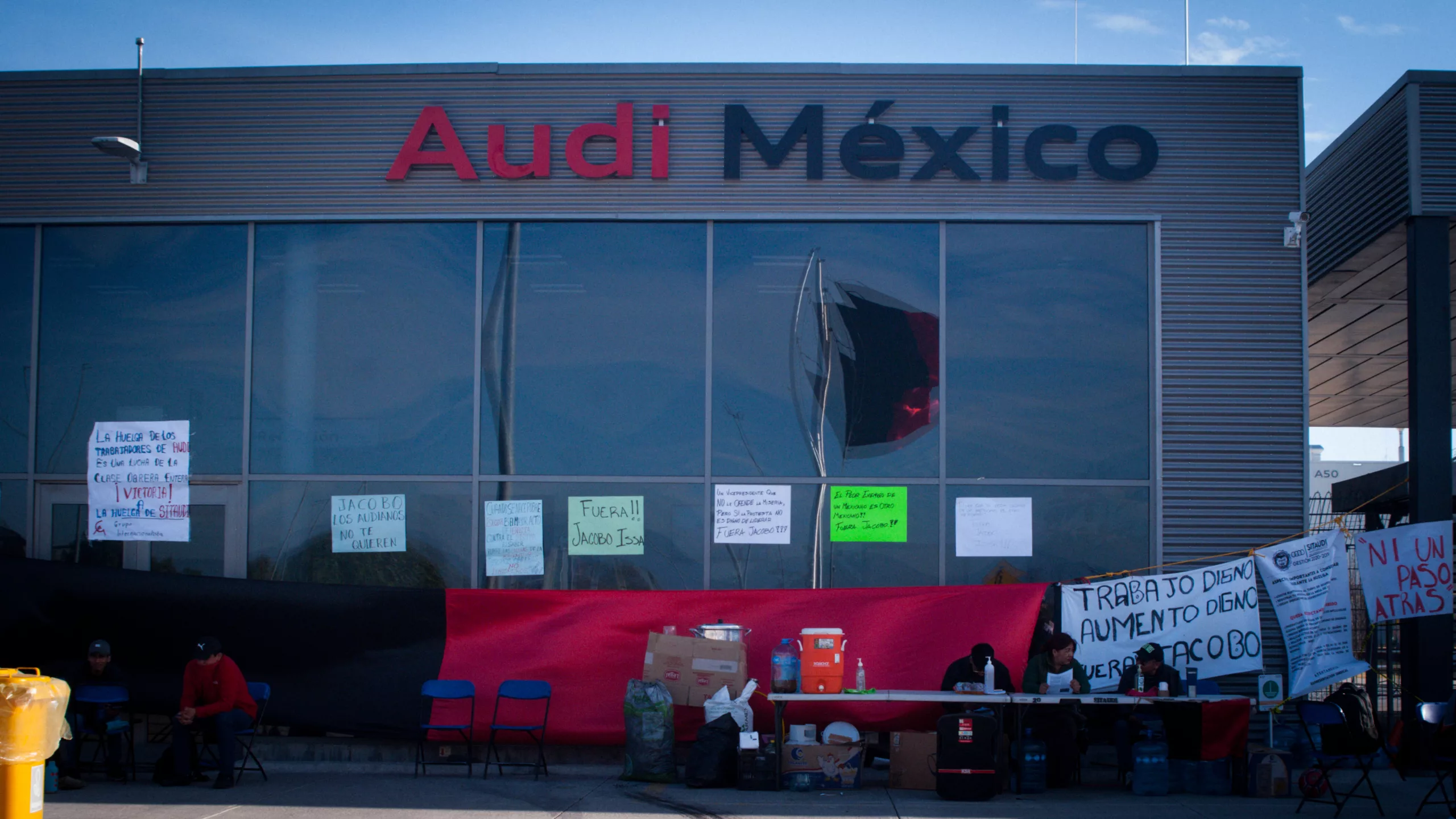 Trabajadores de Audi México se encuentran montando guardia durante la huelga de obreros en busqueda del aumento salarial.