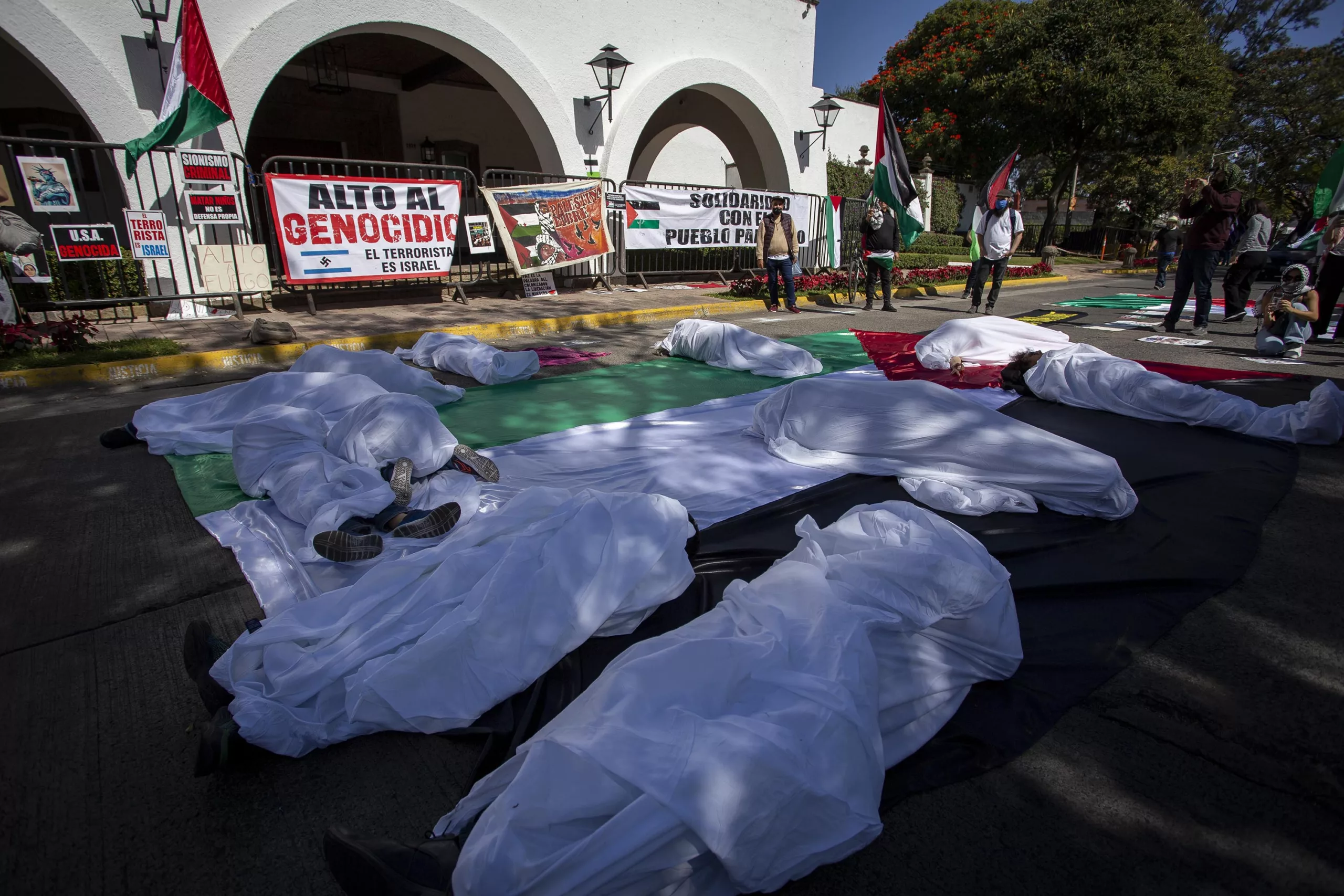 Marchan en repudio al silencio del Gobierno de Jalisco ante la Guerra en Palestina