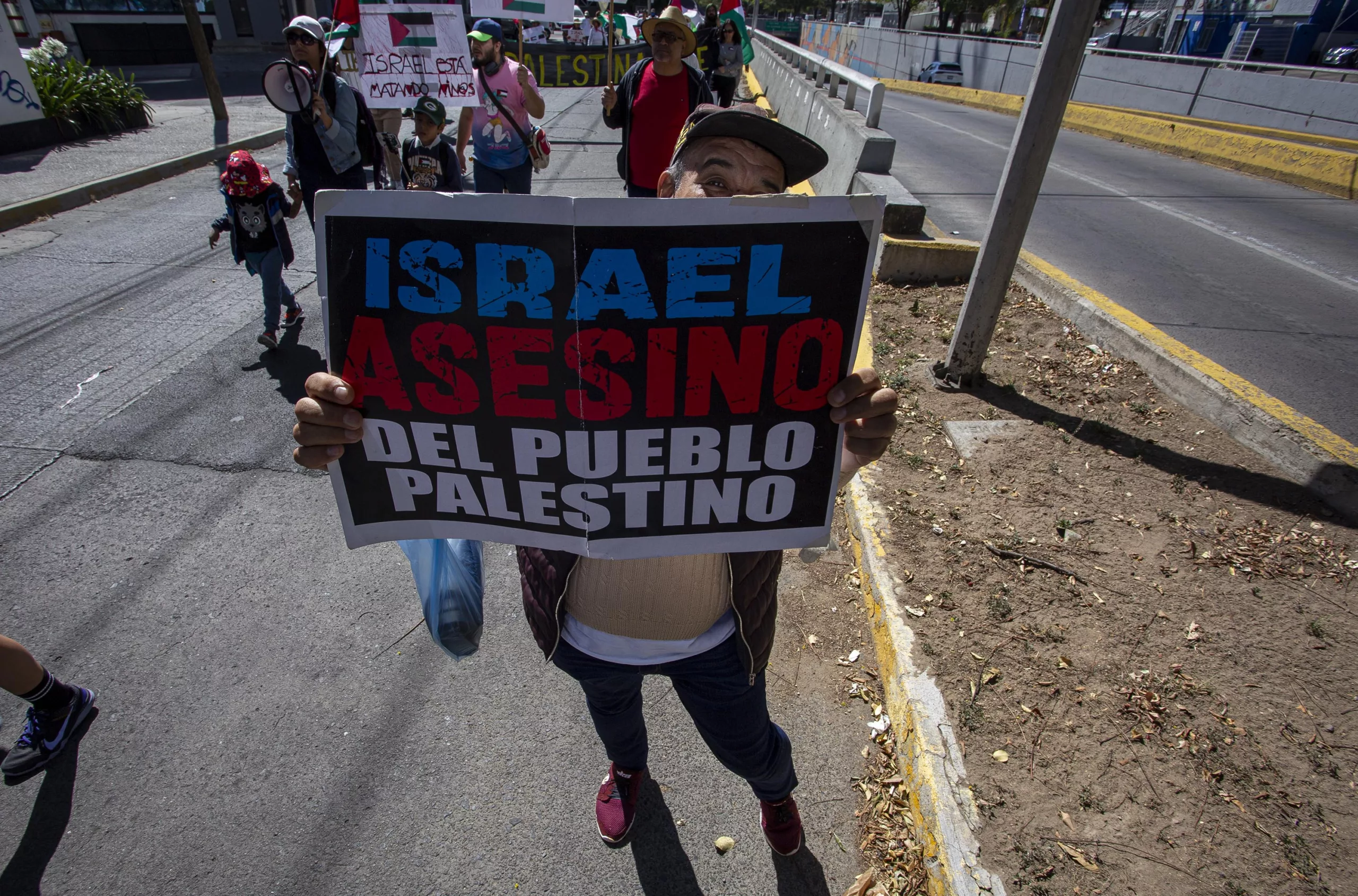 Marchan en repudio al silencio del Gobierno de Jalisco ante la Guerra en Palestina