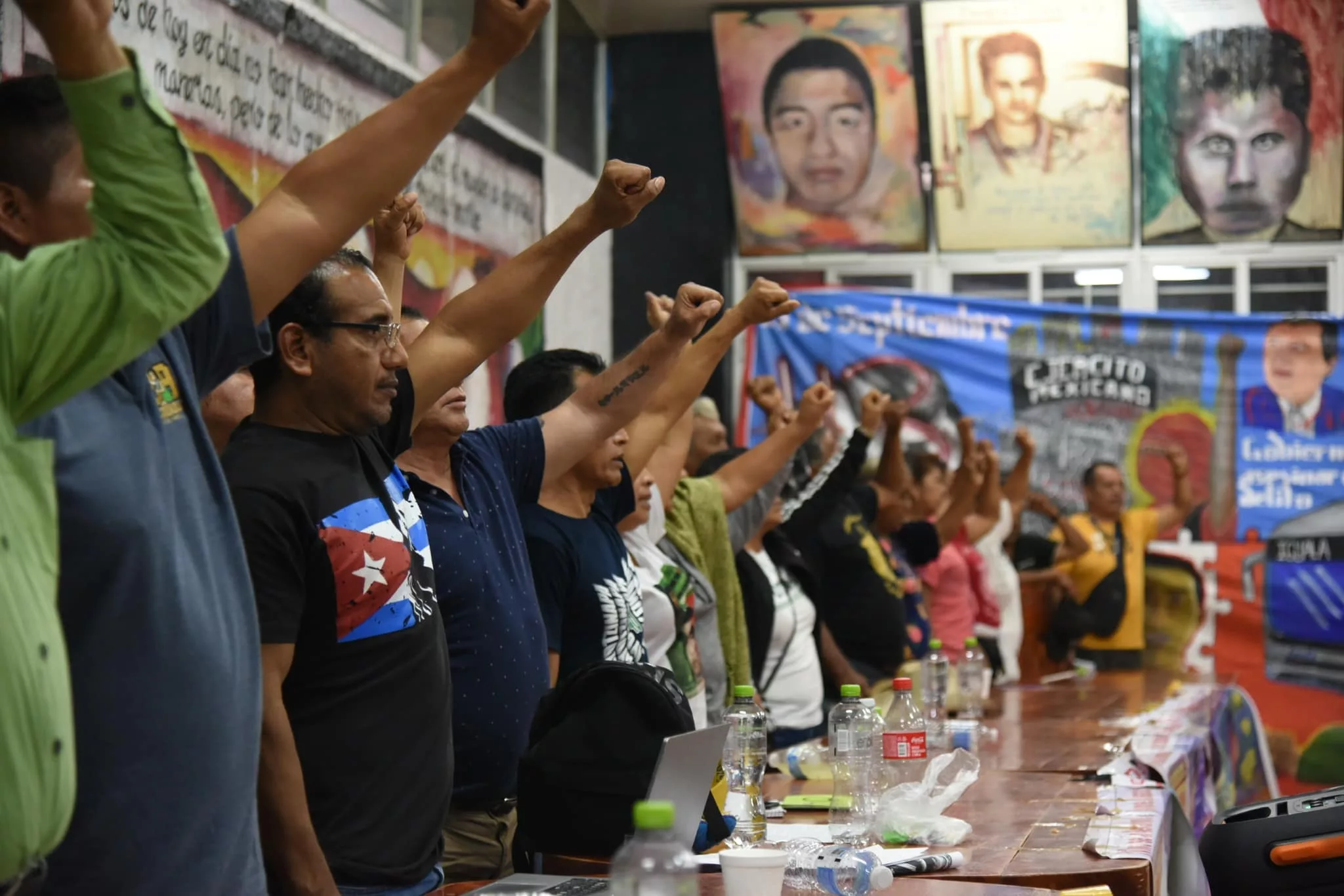 Padres y madres de los 43 denuncian división y llaman a la unidad en Asamblea Nacional Popular