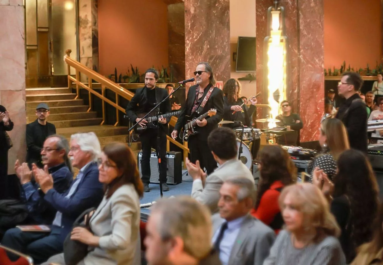 Entre letras y rock rinden homenaje a José Agustín en el Palacio de Bellas Arte