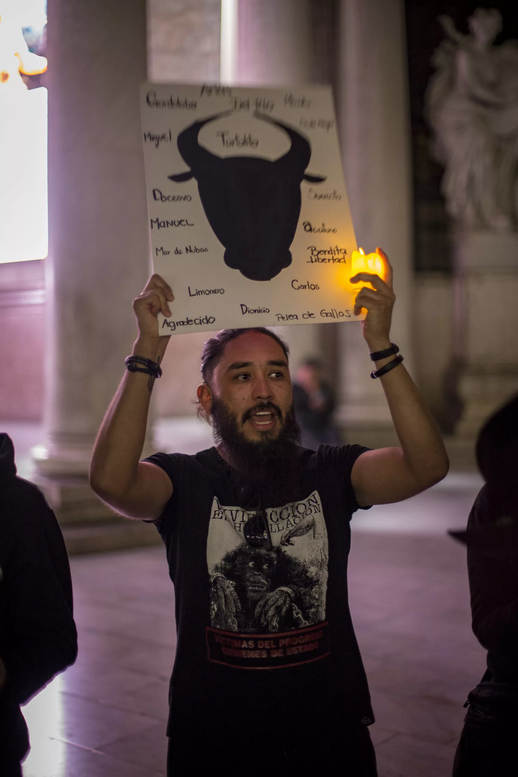 Colectivos realizan velada por los toros frente al Palacio de Bellas Artes