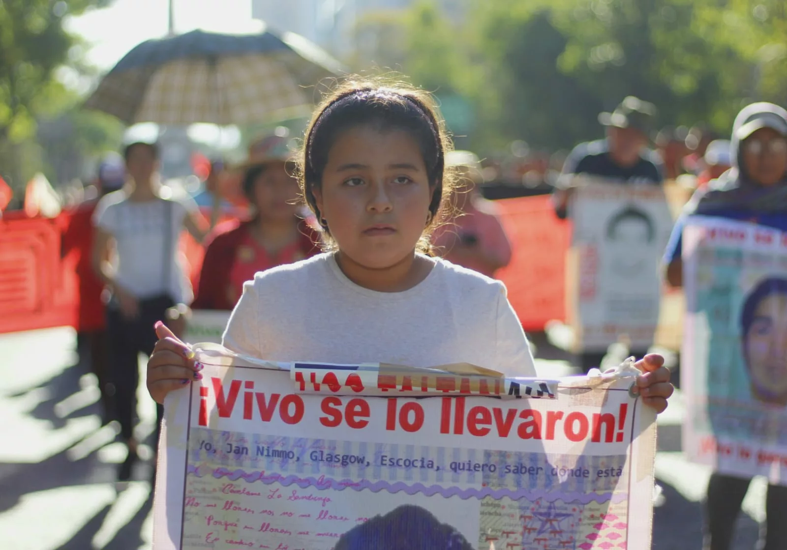 A más de 9 años de la desaparición de los 43 normalistas de Ayotzinapa, sus madres y padres marchan en la CDMX