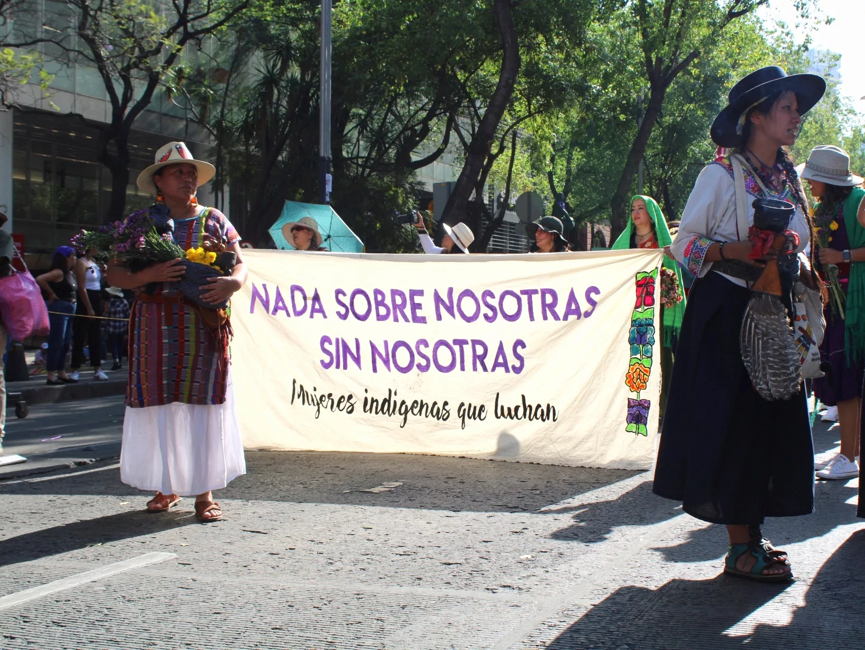 Ritual realizado por las Mujeres Indígenas para dar inicio a la Marcha del 8M. Fotos de @AstridGSG