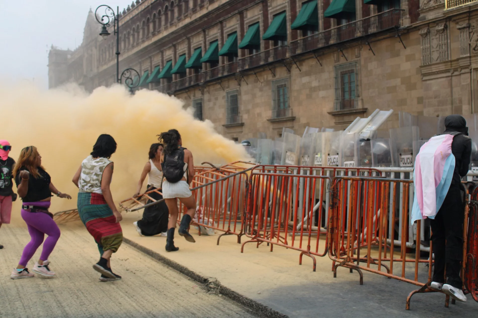 Manifestación trans en Zócalo de CDMX dispersada con gases lacrimógenos por la policía