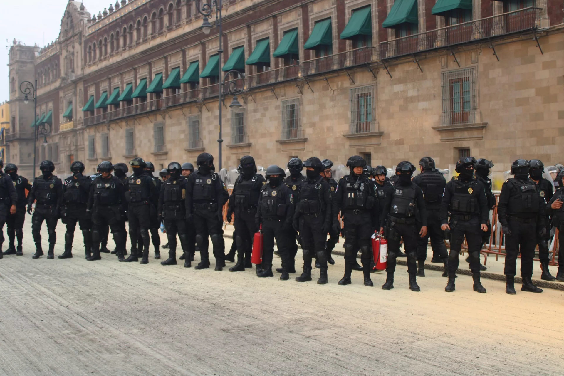 Manifestación trans en Zócalo de CDMX dispersada con gases lacrimógenos por la policía