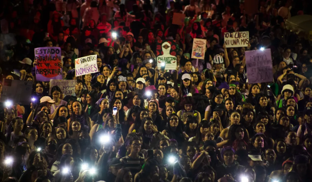 IMG_0438 Miles de mujeres se movilizaron este 8 de marzo en Guadalajara para conmemorar el Día Internacional de la Mujer y exigir justicia e igualdad de género. Se estima que la participación superó las 25 mil personas, convirtiéndola en una de las marchas más concurridas en la historia de la ciudad.