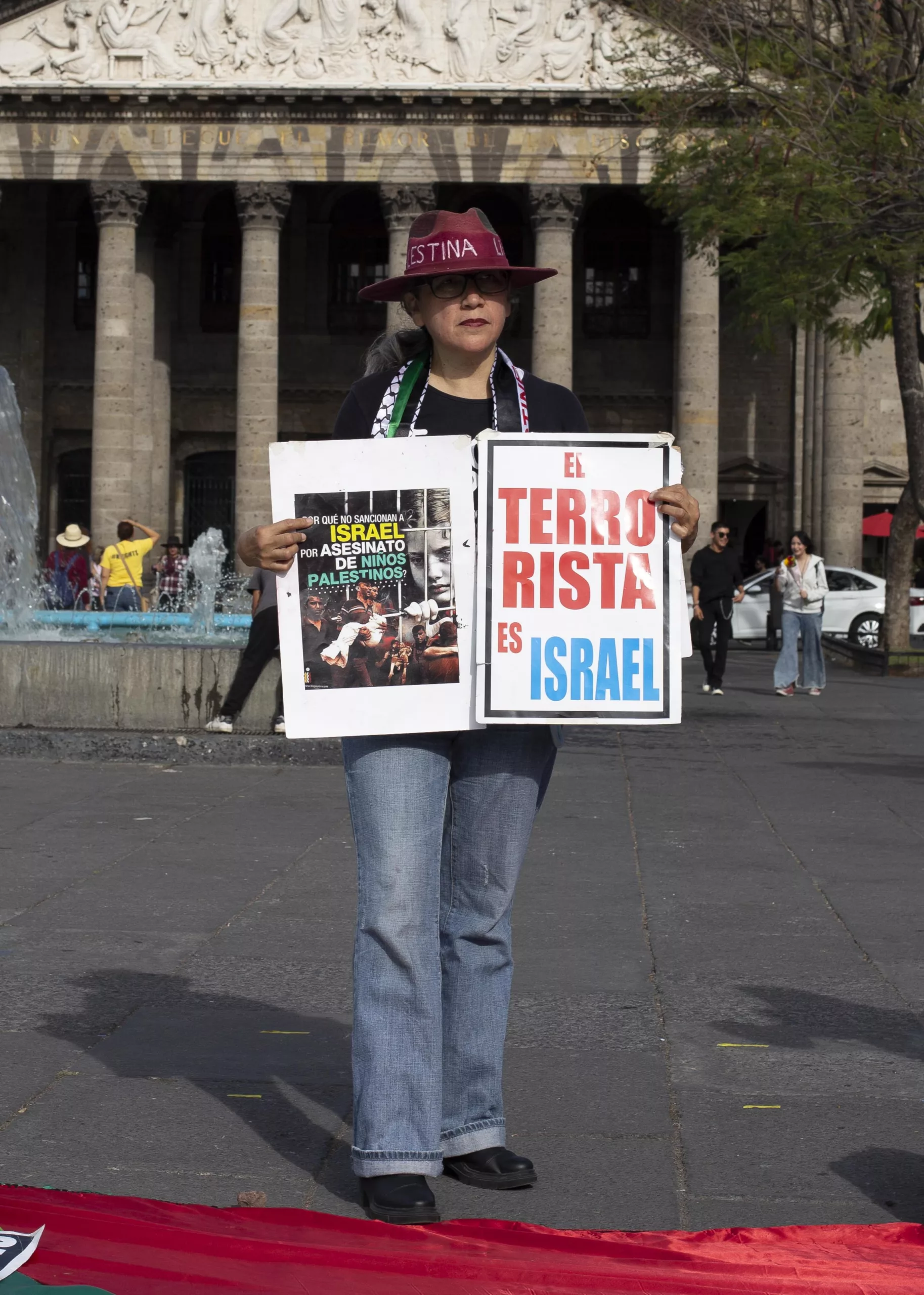 En la Plaza de la Liberación en Guadalajara más de 100 personas se reunieron para exigir alto a los bombardeos en Gaza y honraron la memoria de Aaron Bushnell, miembro de las Fuerzas Aéreas de EE.UU., quien se inmoló frente a la Embajada Israelí en Washington DC el pasado 25 de febrero para declarar su solidaridad con Palestina.