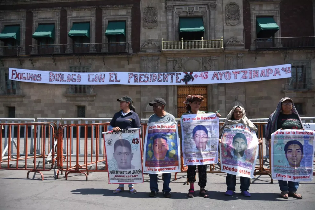 Madres y padres de los 43 exigen justicia a casi 10 años de la ...
