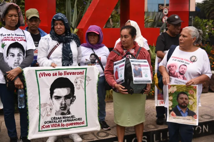 440024921_818703486951629_3757061564752366371_n Madres y padres de los 43 exigen respuesta al presidente en segunda jornada de lucha