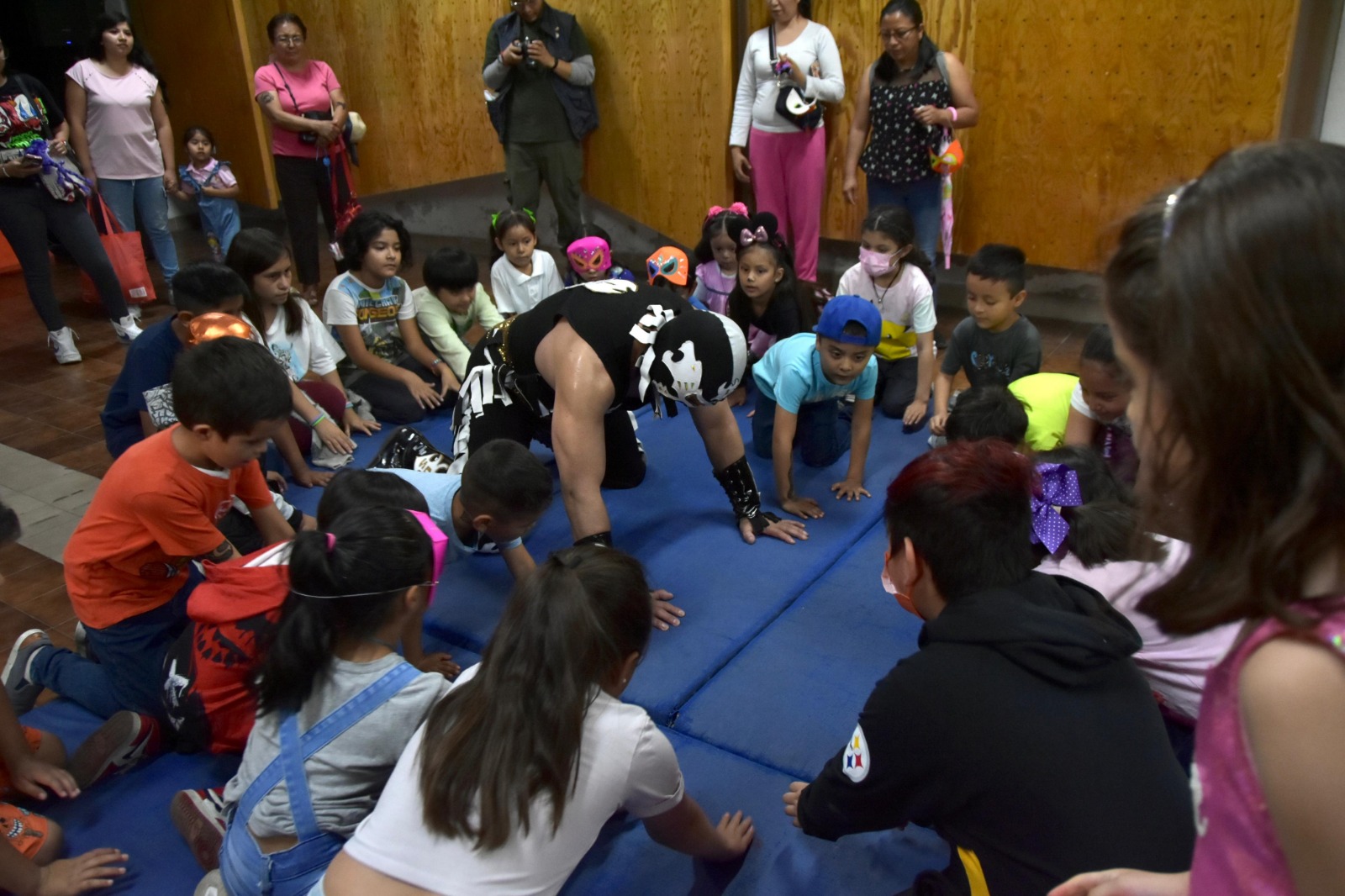 Faro Indios Verdes celebra el Día del Niño y la Niña con festival de lucha libre