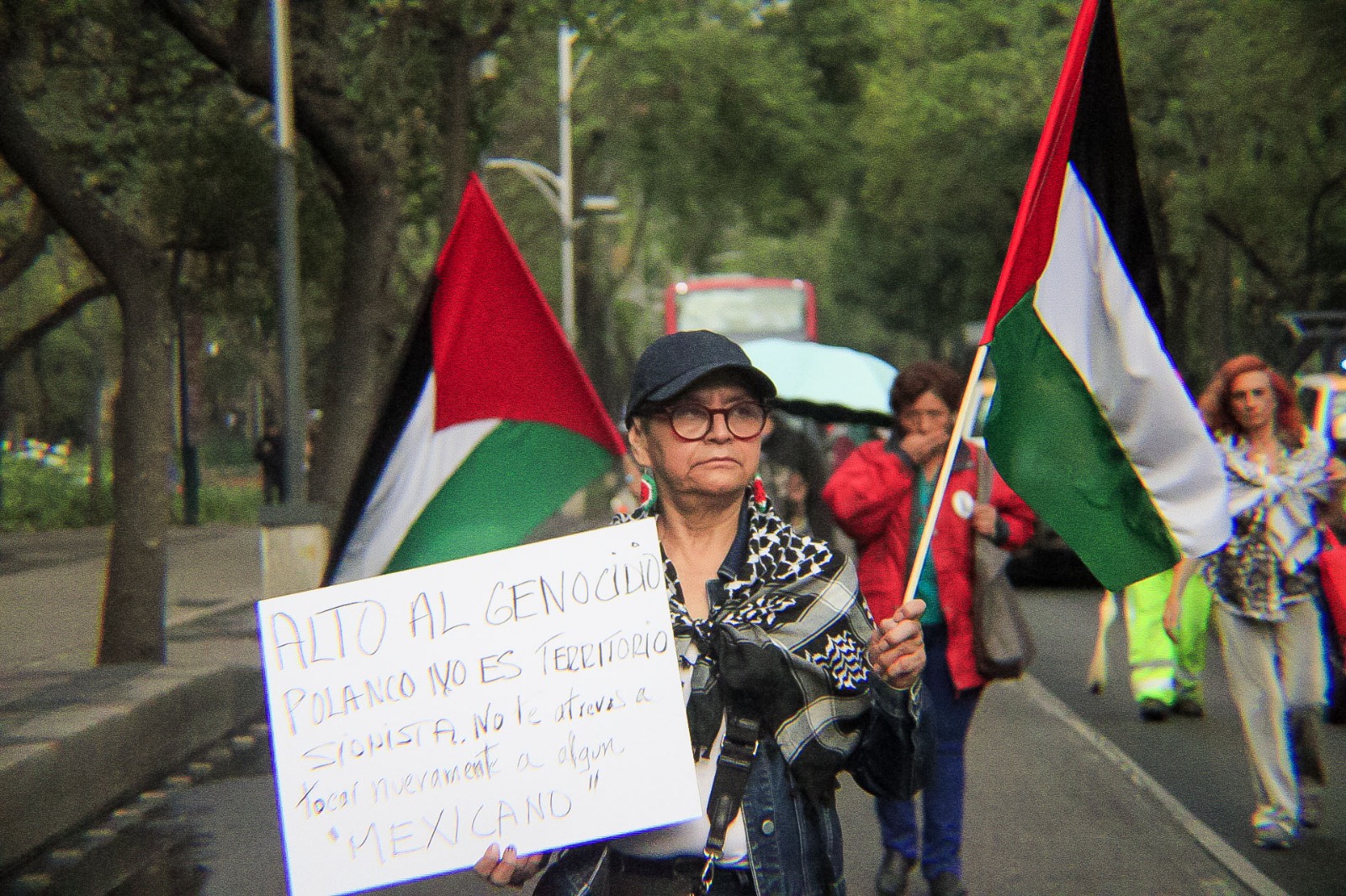 En el marco de Acción Global por Palestina, manifestantes se reunieron en la Estela de Luz para denunciar el fin del genocidio en el territorio palestino y pedir justicia para dos simpatizantes de Palestina que resultaron heridos en Polanco hace dos semanas.