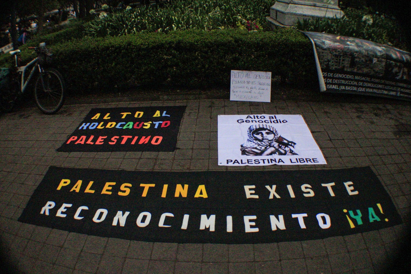 En el marco de Acción Global por Palestina, manifestantes se reunieron en la Estela de Luz para denunciar el fin del genocidio en el territorio palestino y pedir justicia para dos simpatizantes de Palestina que resultaron heridos en Polanco hace dos semanas.