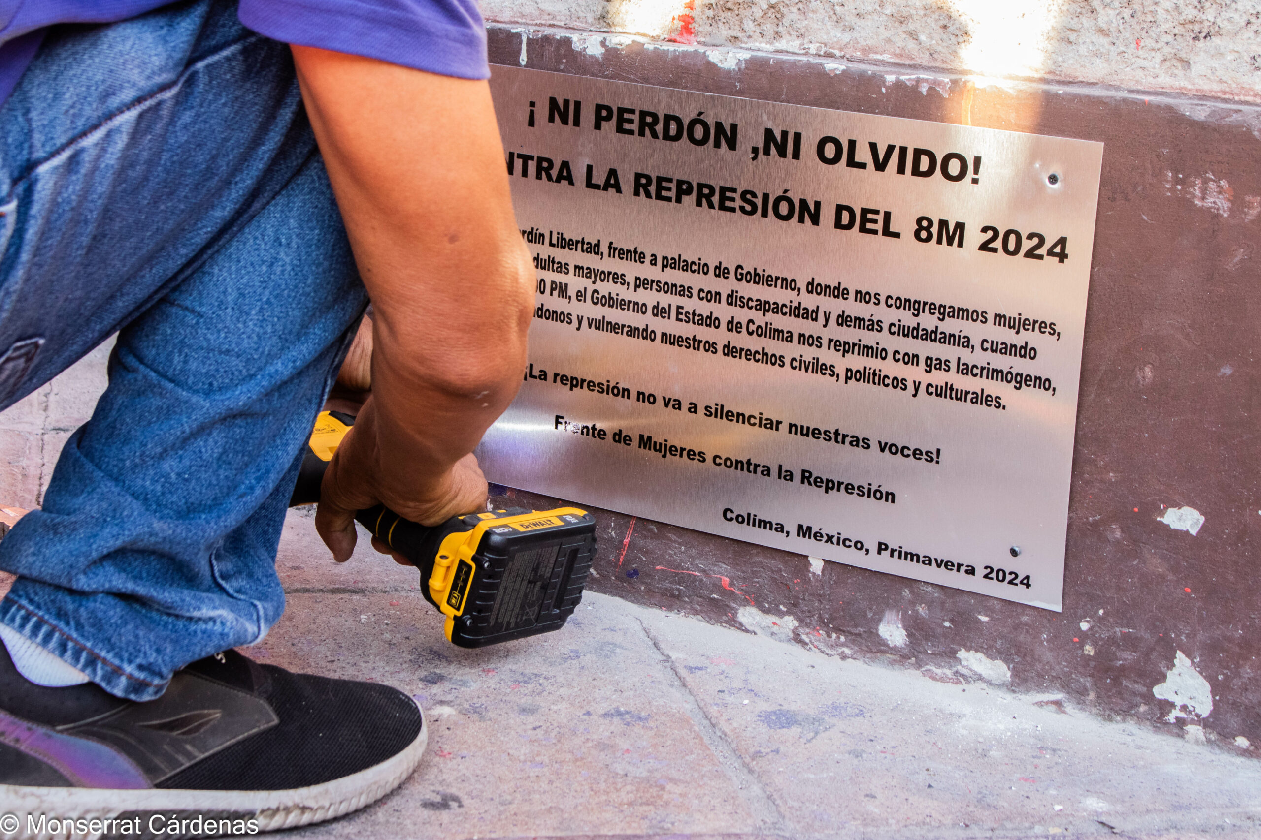 Para recordar la represión en el pasado 8M, mujeres instalan placa en Palacio de Colima