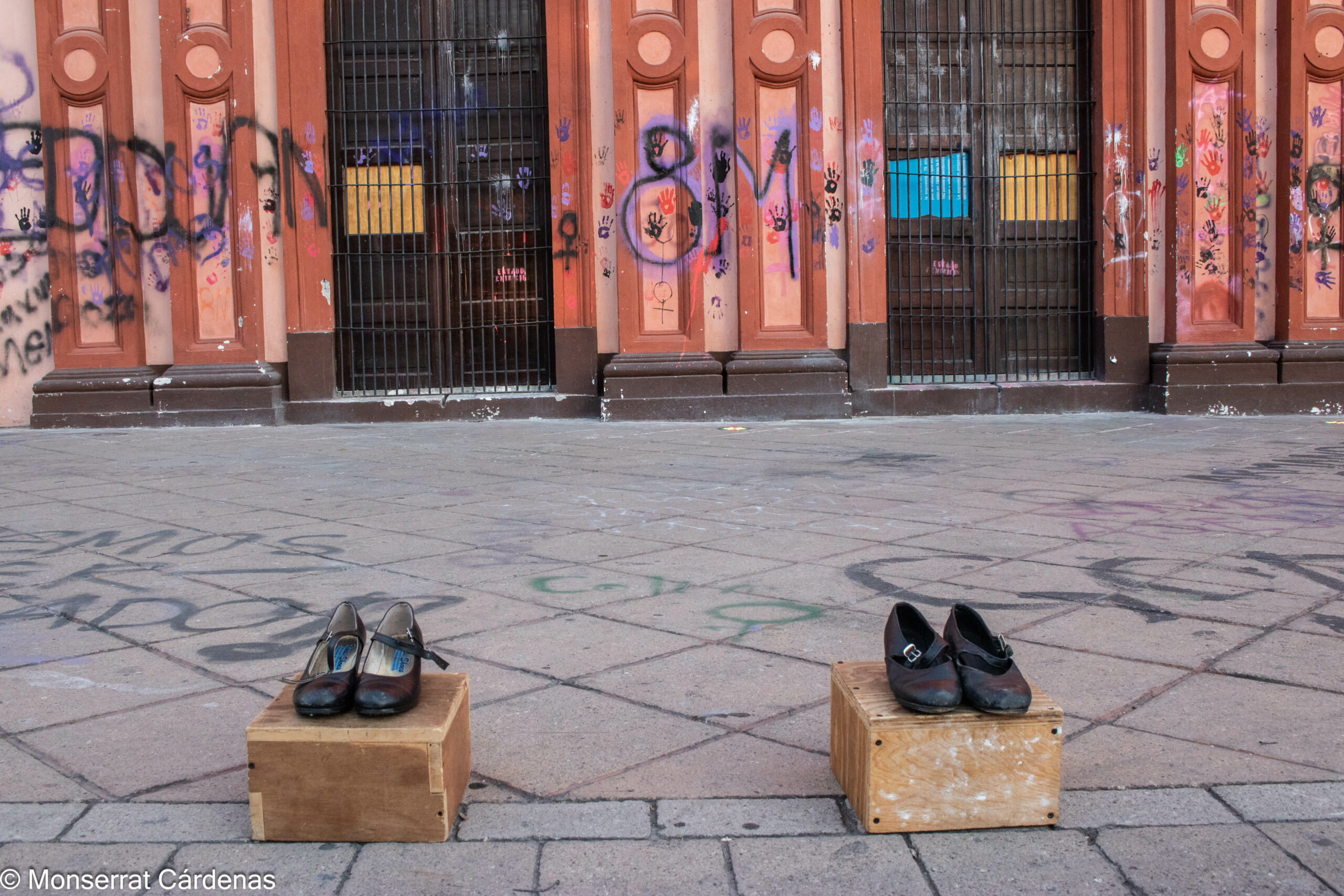 Para recordar la represión en el pasado 8M, mujeres instalan placa en Palacio de Colima