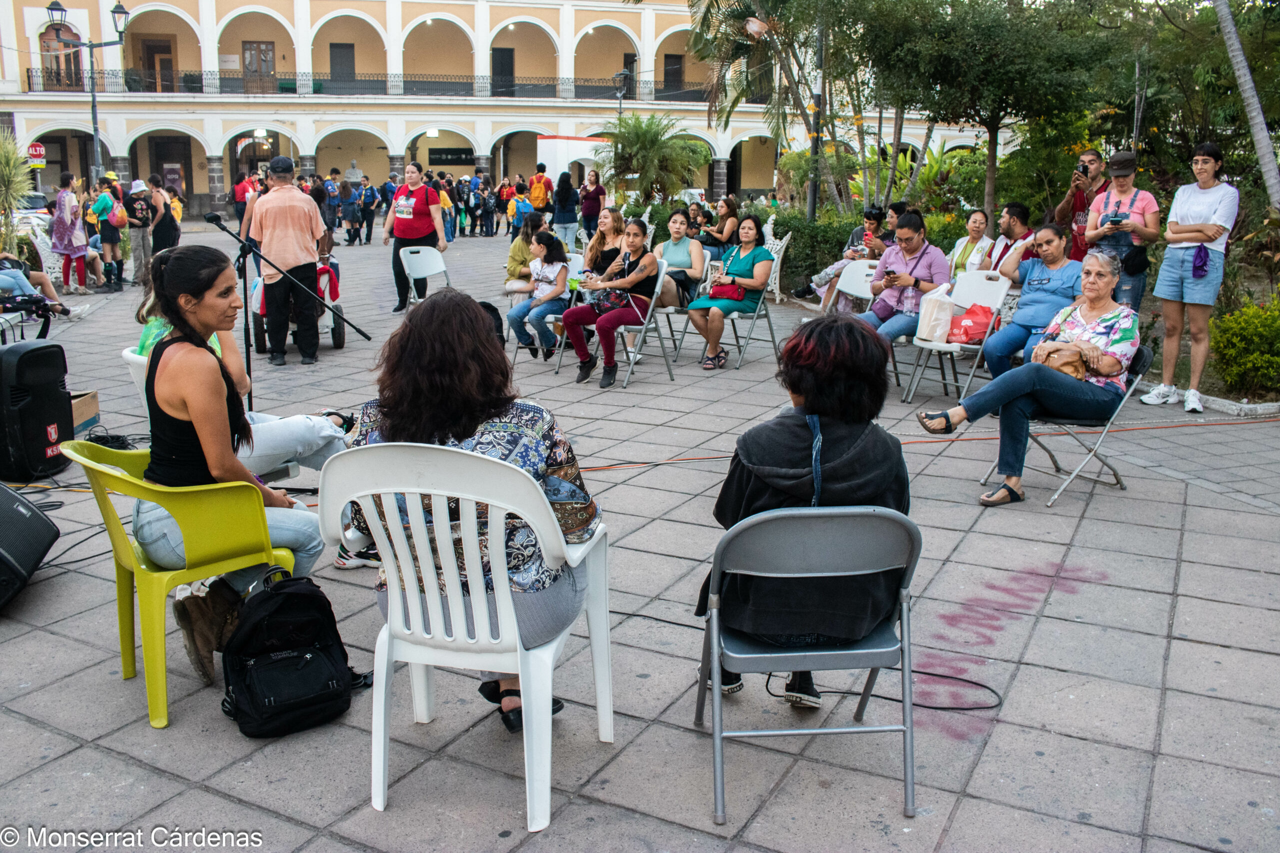 Para recordar la represión en el pasado 8M, mujeres instalan placa en Palacio de Colima
