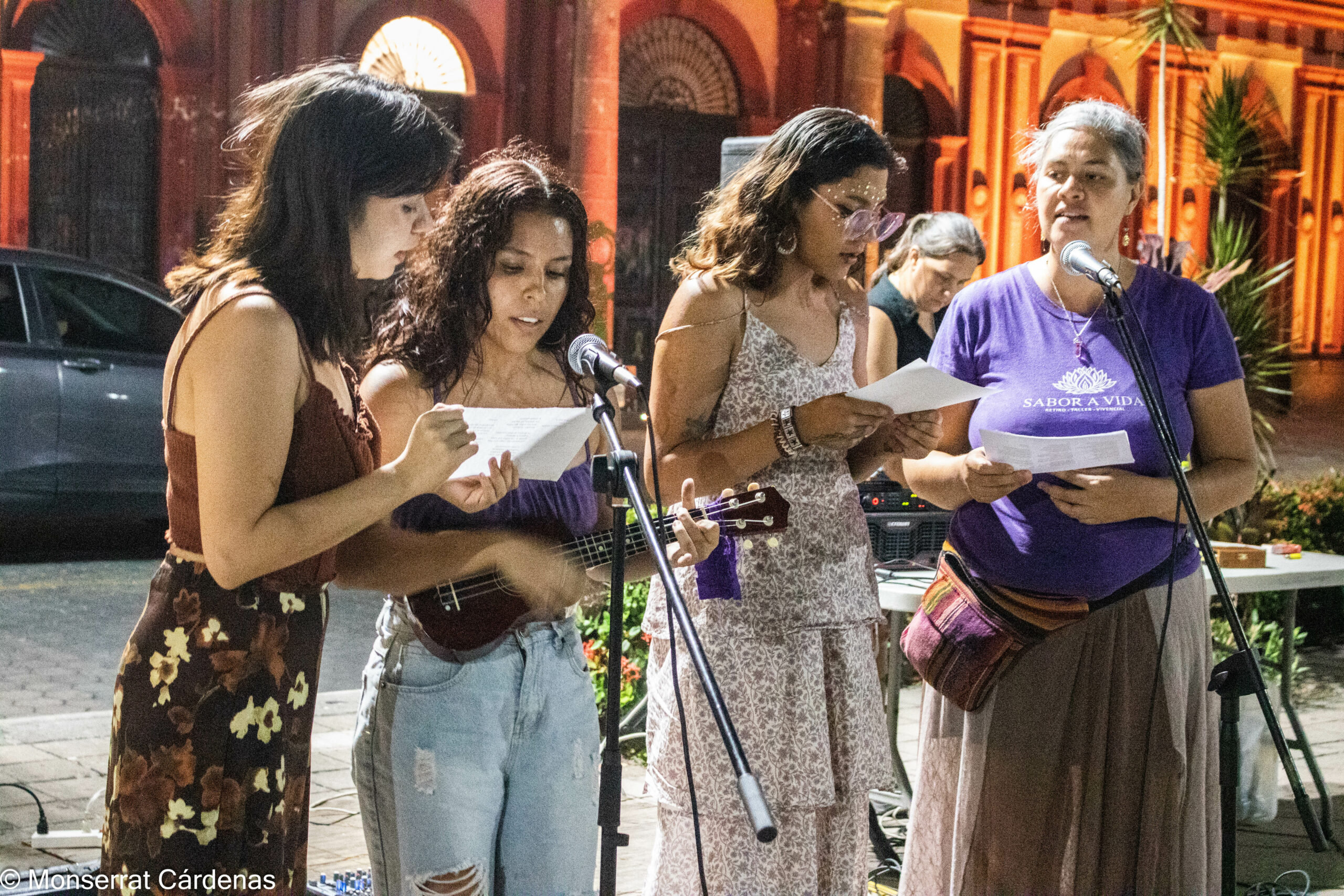 Para recordar la represión en el pasado 8M, mujeres instalan placa en Palacio de Colima