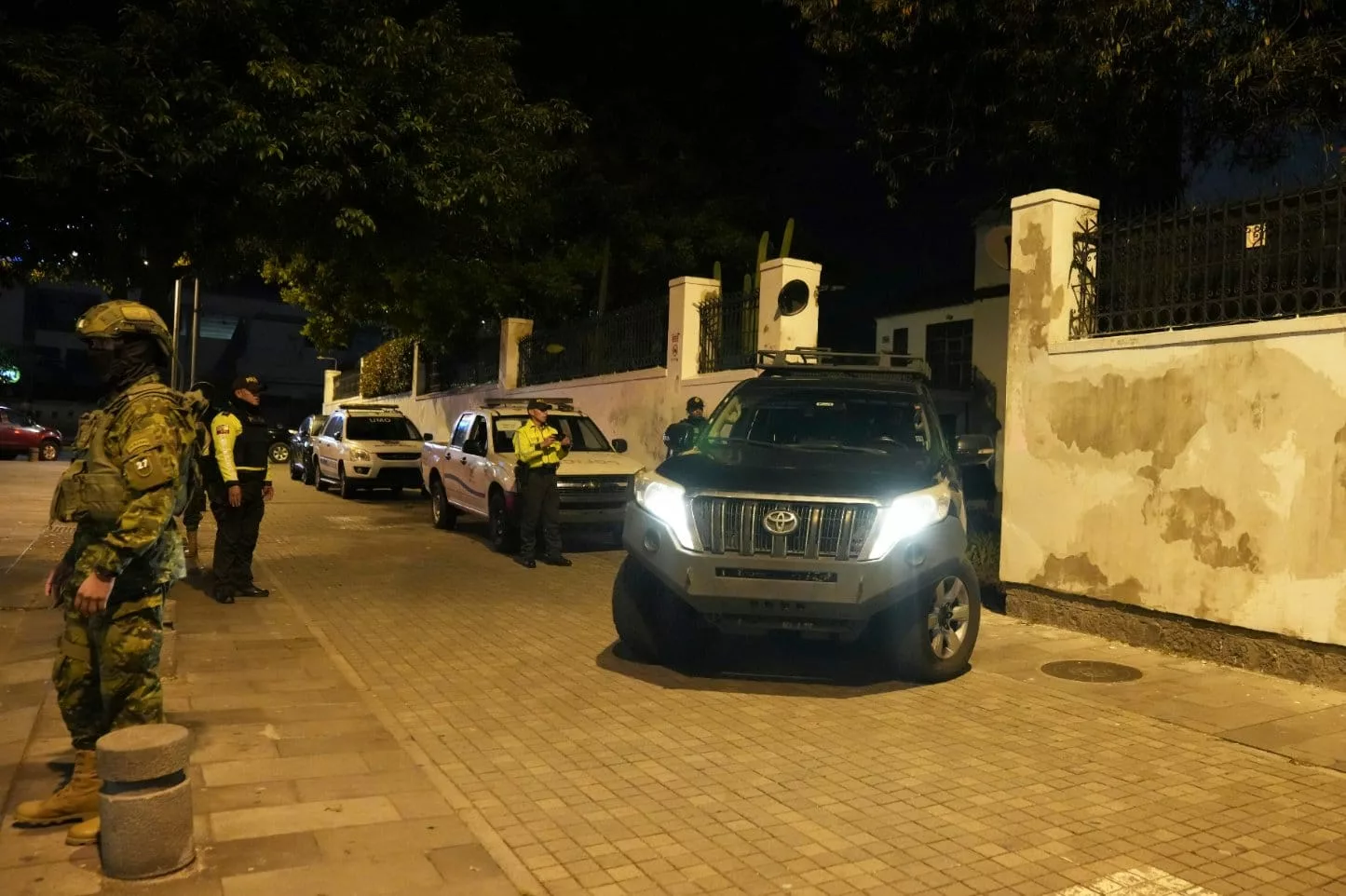 México rompe relaciones diplomáticas con Ecuador tras incidente en embajada