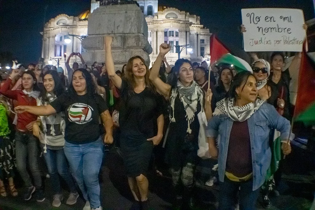 Se llevó a cabo en el Ángel de la Independencia la marcha “Una Luz por Palestina” para mostrar apoyo al pueblo palestino, dónde mujeres portaban antorchas y velas en un gesto simbólico de calidez y acompañamiento a las víctimas en Gaza.