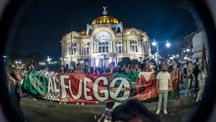 WhatsApp Image 2024-04-14 at 9.52.16 AM (2) Se llevó a cabo en el Ángel de la Independencia la marcha “Una Luz por Palestina” para mostrar apoyo al pueblo palestino, dónde mujeres portaban antorchas y velas en un gesto simbólico de calidez y acompañamiento a las víctimas en Gaza.