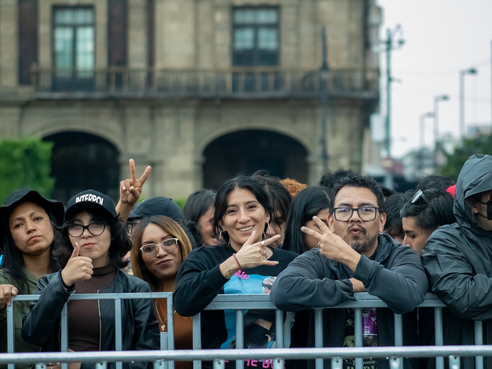 Interpol reúne a 160 mil asistentes en concierto gratuito en el Zócalo capitalino