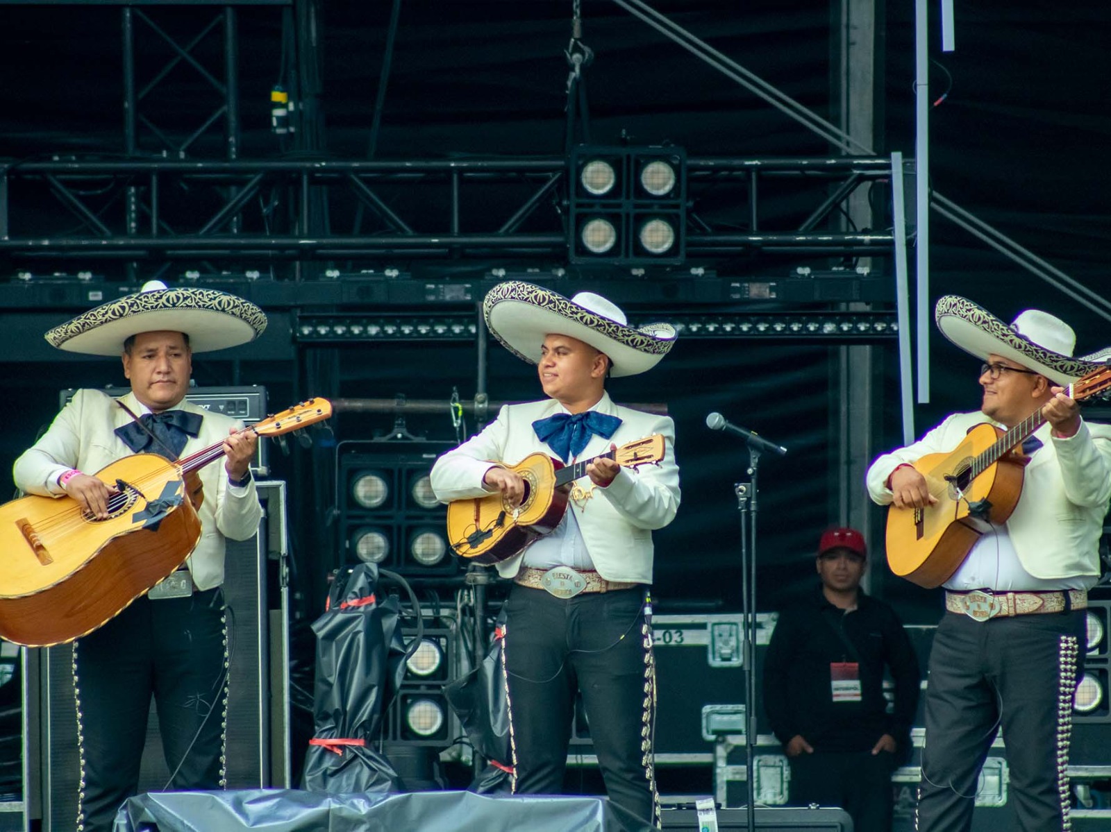 Interpol reúne a 160 mil asistentes en concierto gratuito en el Zócalo capitalino