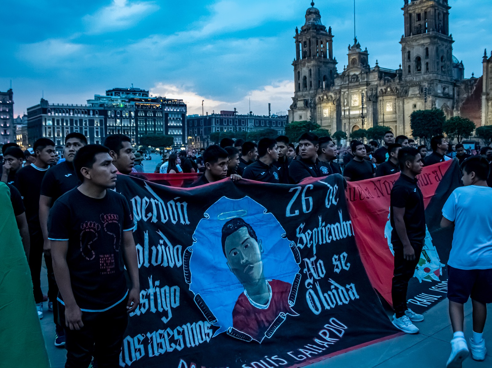 En la 115 Acción Global por Ayotzinapa y México, familiares de los 43 normalistas desaparecidos solicitaron al presidente Andrés Manuel López Obrador una reunión antes de las elecciones presidenciales para conocer avances en la investigación. Ante su descontento por la falta de acción, instalaron un plantón frente a Palacio Nacional para exigir la verdad y justicia para los desaparecidos.