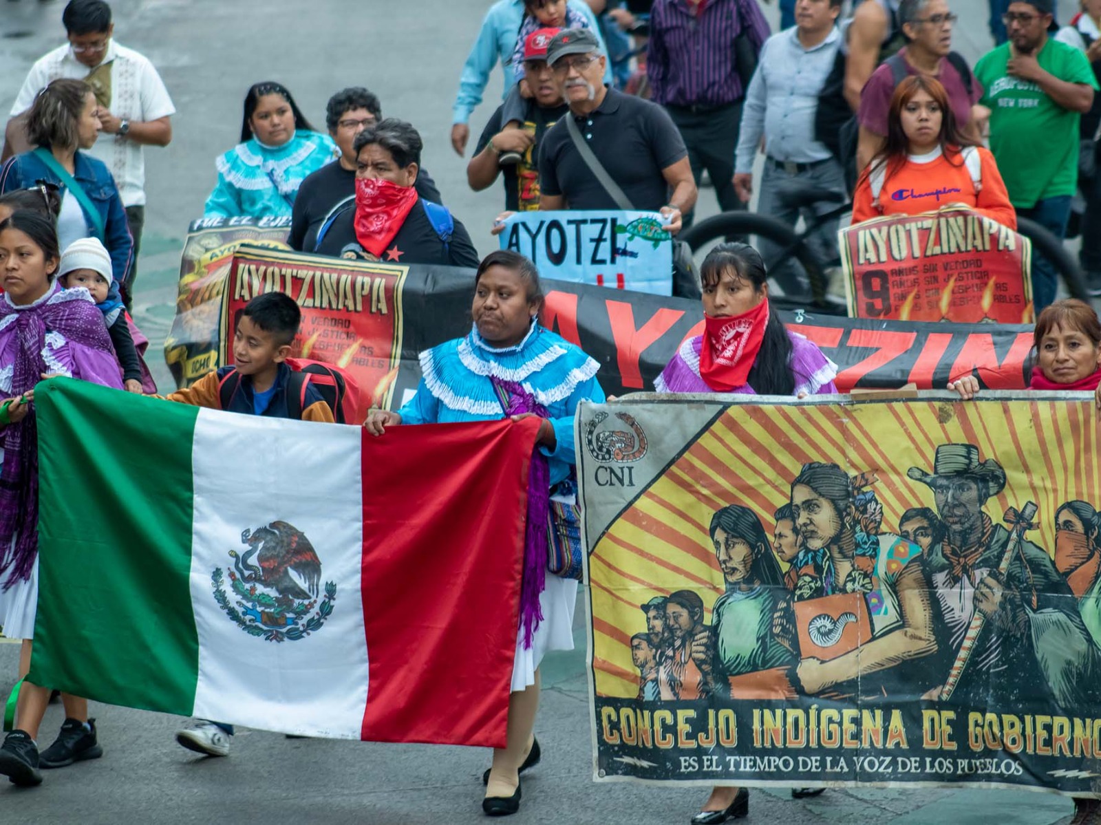 En la 115 Acción Global por Ayotzinapa y México, familiares de los 43 normalistas desaparecidos solicitaron al presidente Andrés Manuel López Obrador una reunión antes de las elecciones presidenciales para conocer avances en la investigación. Ante su descontento por la falta de acción, instalaron un plantón frente a Palacio Nacional para exigir la verdad y justicia para los desaparecidos.